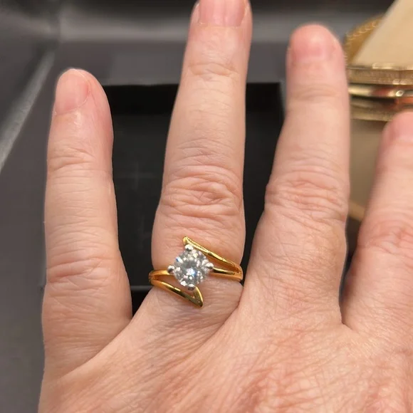 Vintage jewelry box with jewelry selection. Earring, necklaces, ring, etc. - Picture 12 of 16